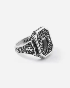 ANELLO CHEVALIER OTTAGONO DECORATO CLYDE IN ARGENTO CON PIETRA NERA