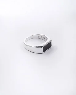 ANELLO CHEVALIER RETTANGOLO ORIZZONTALE IN ARGENTO CON PIETRA NERA