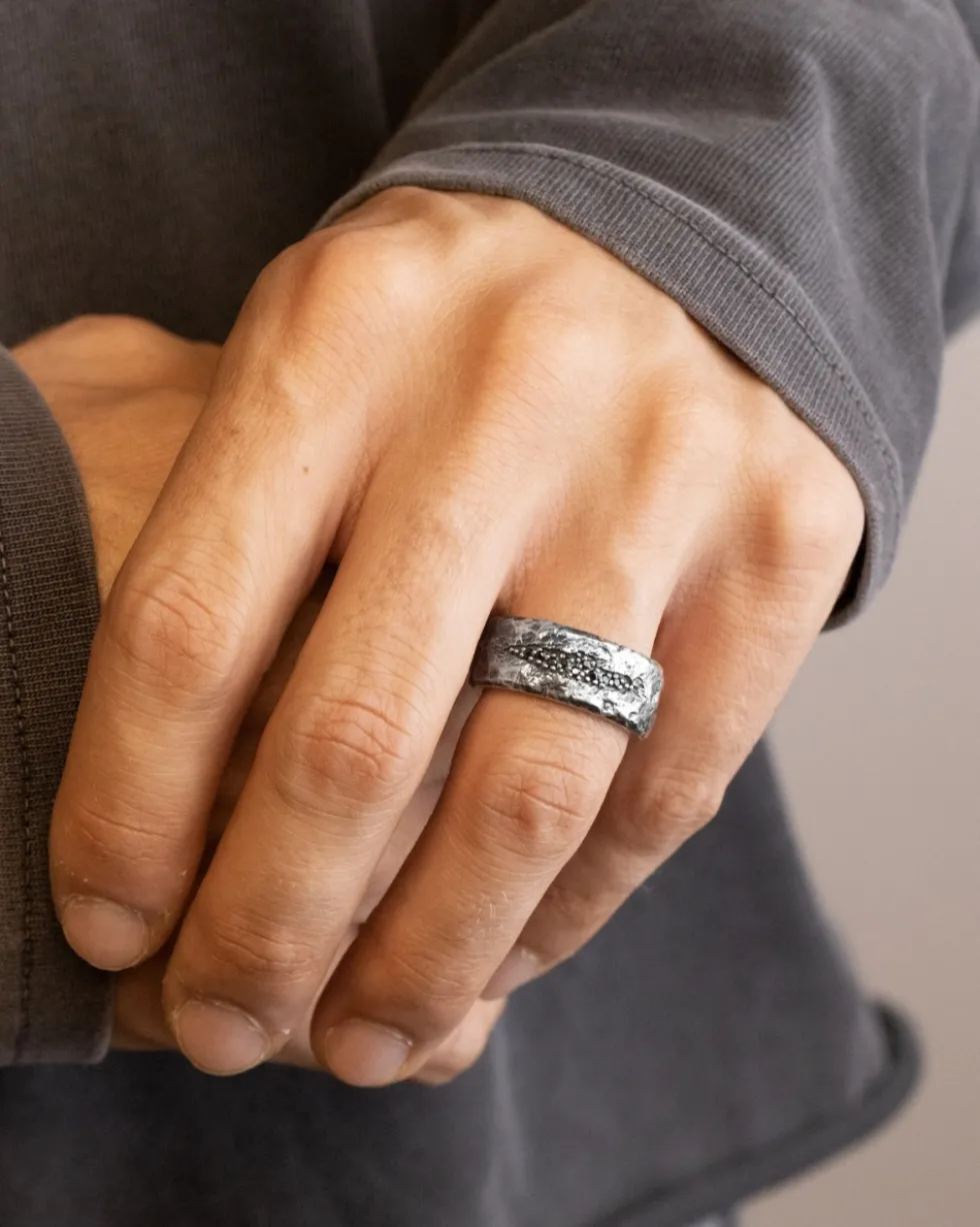 ANELLO FASCIA MATERIC CON PIETRE NERE