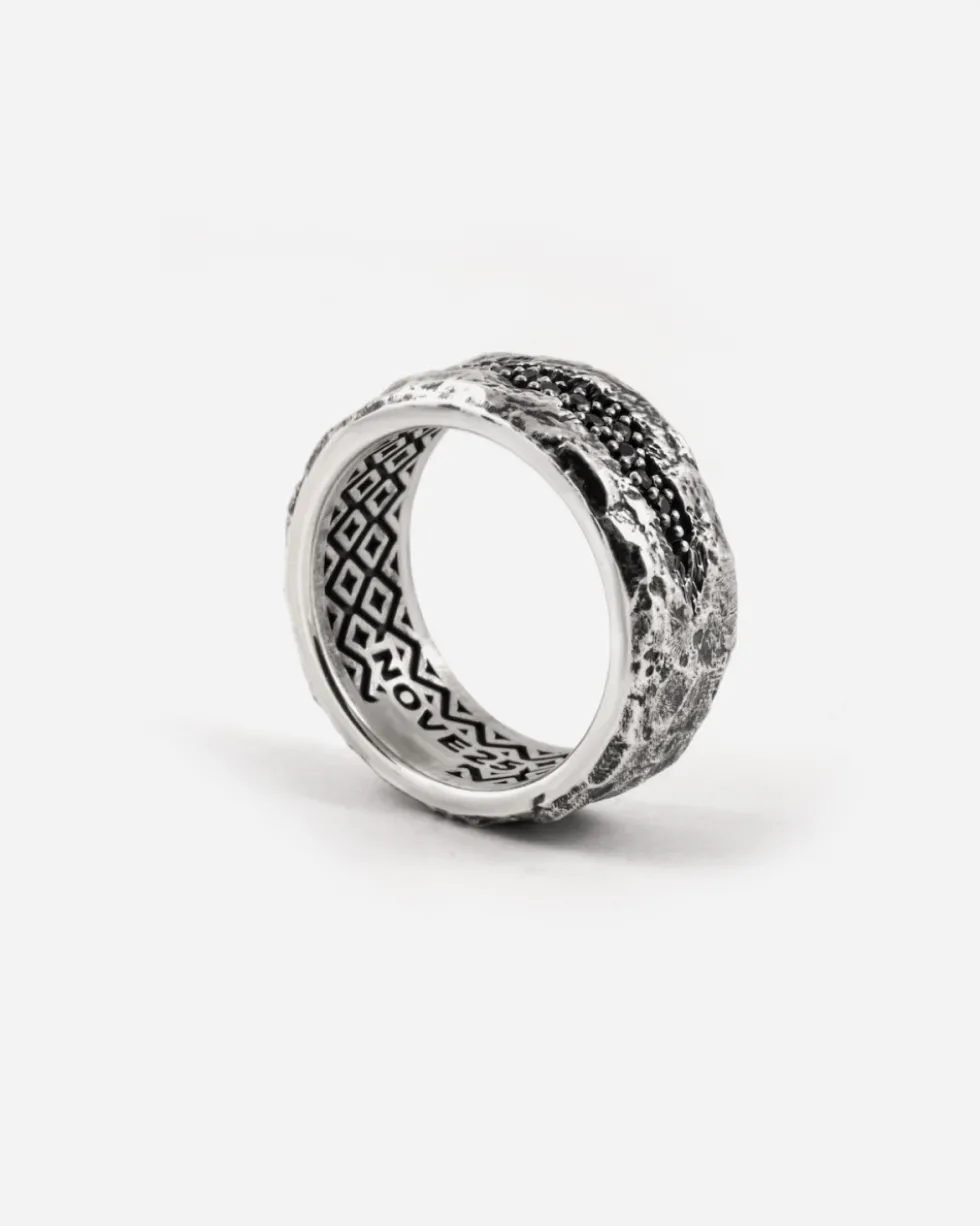 ANELLO FASCIA MATERIC CON PIETRE NERE