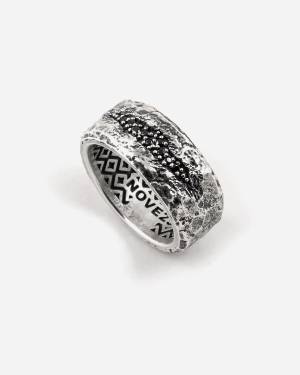 ANELLO FASCIA MATERIC CON PIETRE NERE